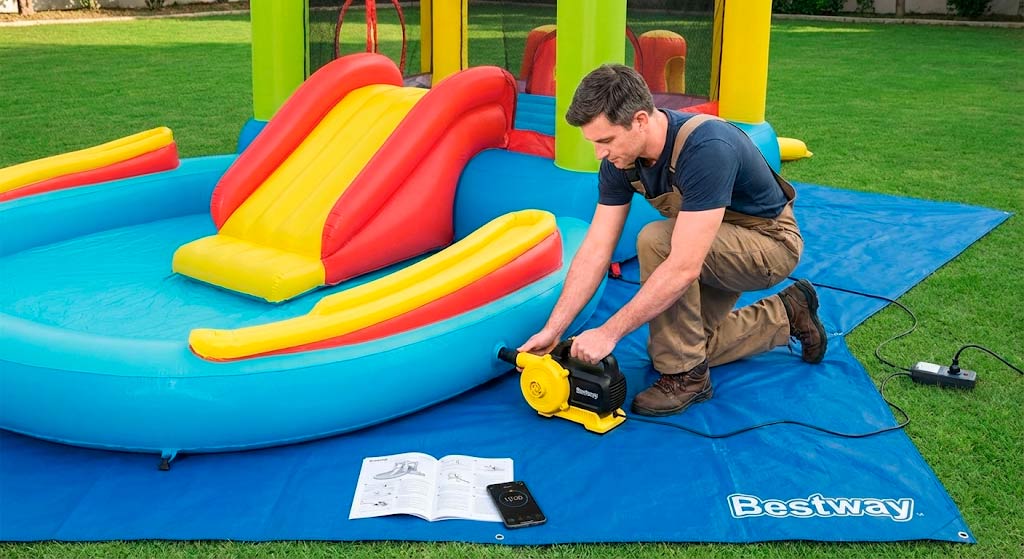 Процесс установки детского игрового центра Bestway на заднем дворе, электрический насос накачивает конструкцию за 15 минут, подготовлена ровная площадка с подстилкой под бассейн
