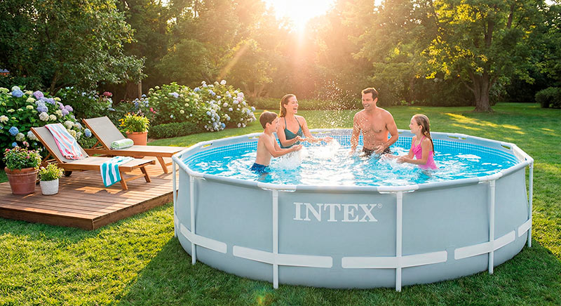 Щаслива родина з чотирьох осіб відпочиває в круглому каркасному басейні Intex Metal Frame діаметром 366 сантиметрів на дачній ділянці літнім сонячним днем насолоджуючись прохолодою та комфортним сімейним дозвіллям