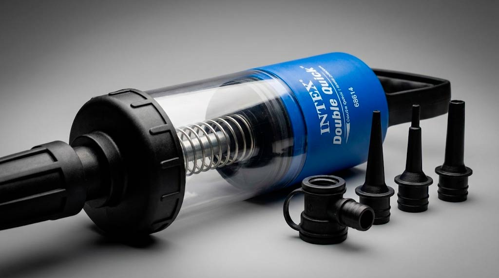 Крупный план ручного двухходового насоса Intex 68614 с прозрачным цилиндром поршнем насадками и клапаном детализация механизма