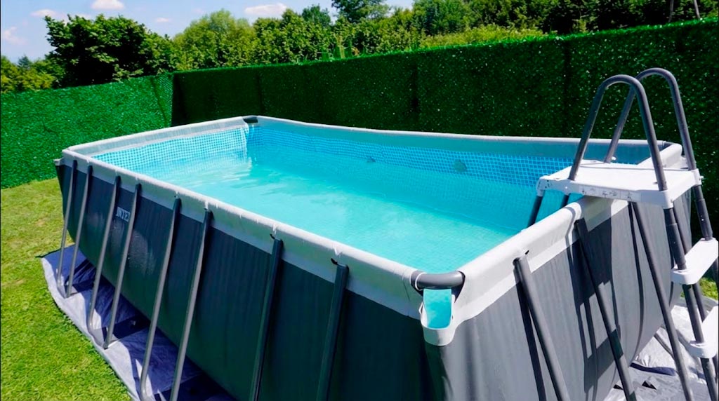 Металевий каркас прямокутного басейну Intex з міцними Т-подібними з'єднаннями стрижнів та тришаровим матеріалом ПВХ Super-Tough що демонструє надійність конструкції великим планом