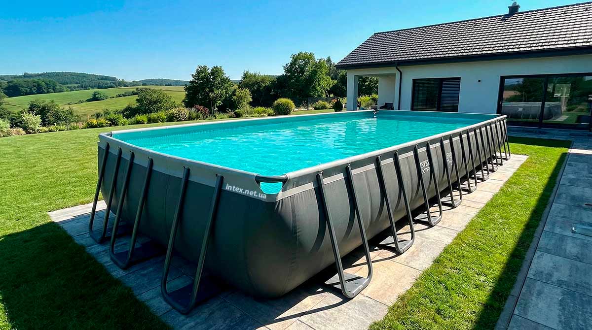Великий прямокутний каркасний басейн Intex Ultra XTR на дачній ділянці з чистою водою